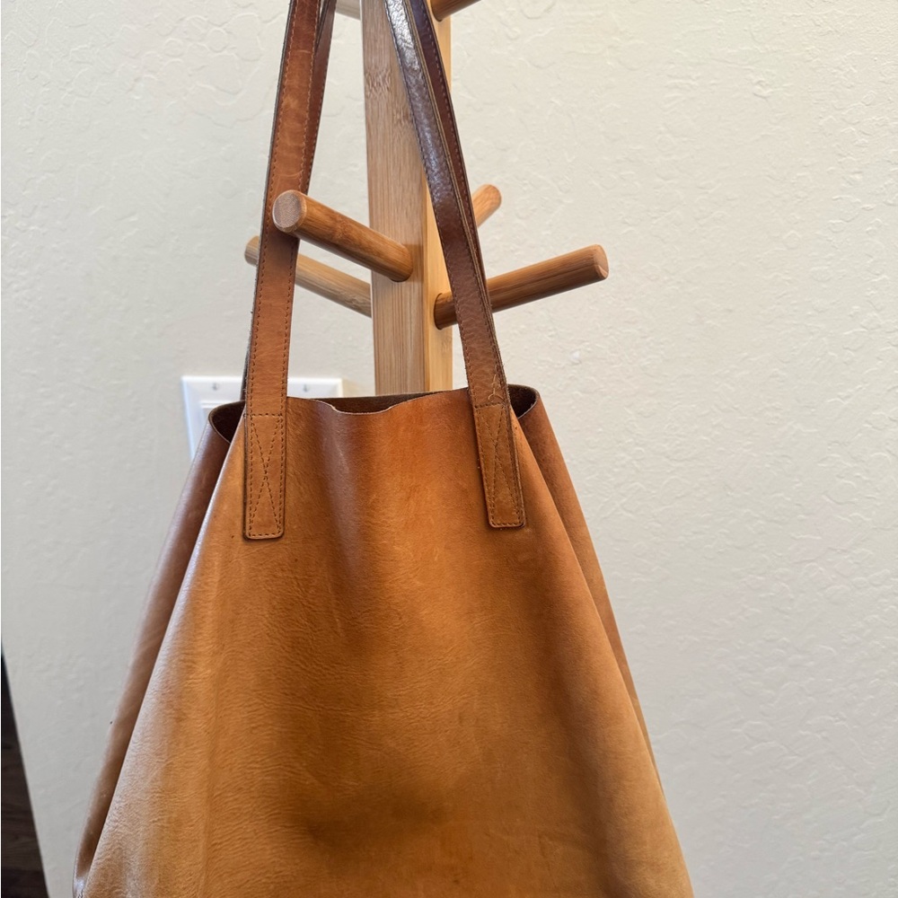 Chic Brown Vegetable Tanned Leather Tote Bag with Magnetic Closure